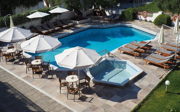 Outdoor pool, pool umbrellas, sun loungers - Evridiki Hotel (Kassandra)