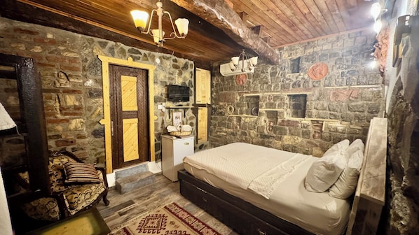 Artemis Room | Premium bedding, free WiFi