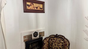 Zeus Oda | Living area | Flat-screen TV