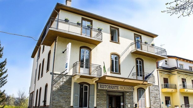 A two-story building with a restaurant named "Ristorante Aquarelle" on the ground floor. - Aquam Albergo (Acqui Terme)