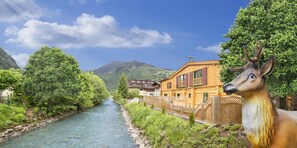 Deluxe-Chalet, Flussblick, Bergseite | 1 Schlafzimmer, hochwertige Bettwaren, Bügeleisen/Bügelbrett, Babybetten