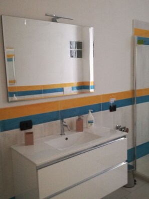 Chambre Double, salle de bains commune | Lavabo de la salle de bain