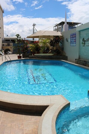 Outdoor pool - Hotel Adriands (Machala)