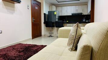 Flat-screen TV, pay films