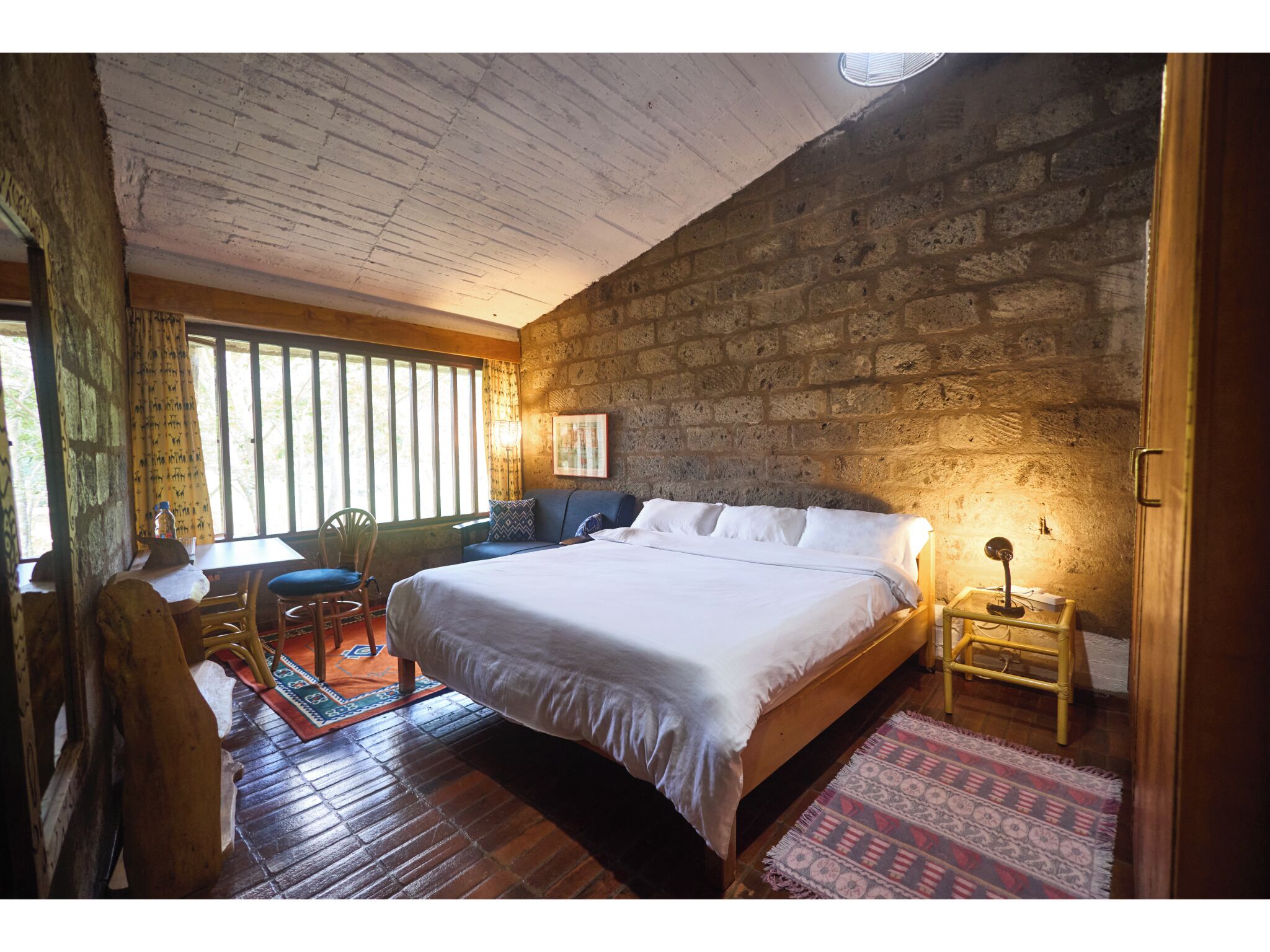 Ylelliset vuodevaatteet, työpöytä, äänieristys, silitysrauta/-lauta