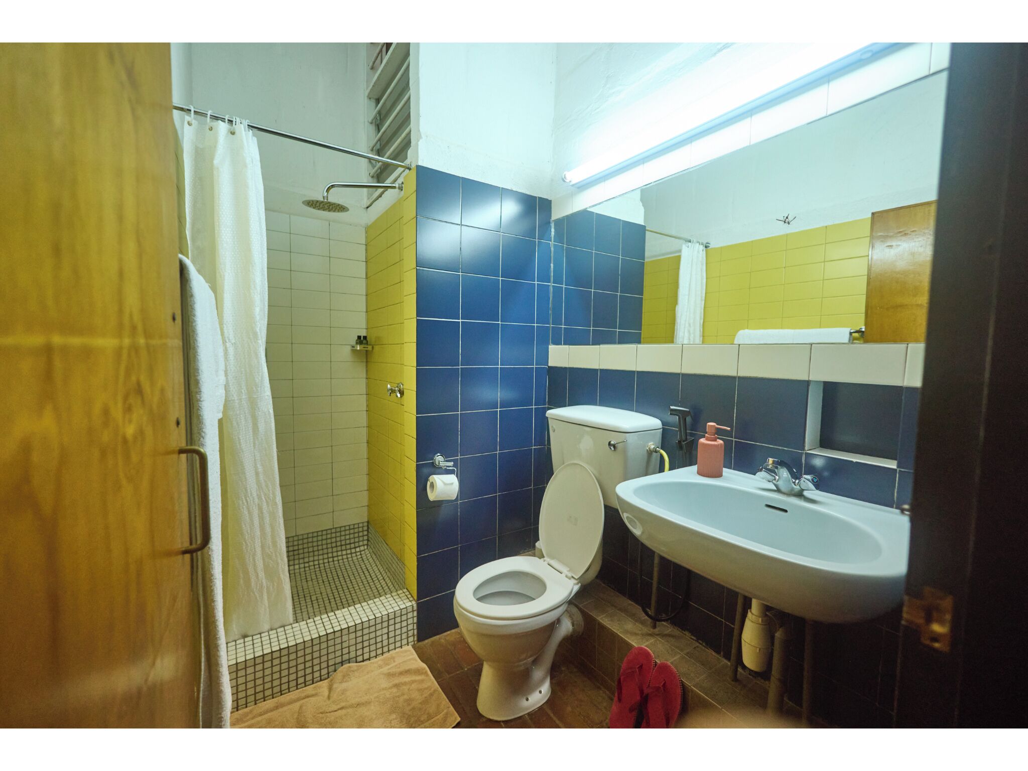 Suihku, sadesuihkupää, ilmaiset hygieniatuotteet, tohvelit