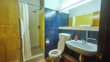 Suihku, sadesuihkupää, ilmaiset hygieniatuotteet, tohvelit