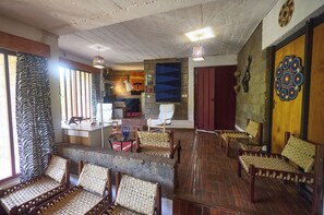 TV - Villa Rock Stop Falls  (Nairobi)