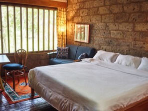 Premium bedding, desk, soundproofing, iron/ironing board - Villa Rock Stop Falls  (Nairobi)