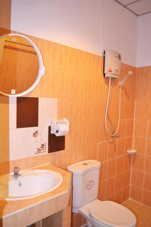 Shower, free toiletries, towels