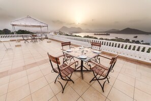 Rooftop terrace - Hotel Hilltop Palace (Udaipur)