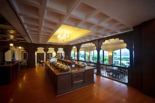 Hotel Hilltop Palace