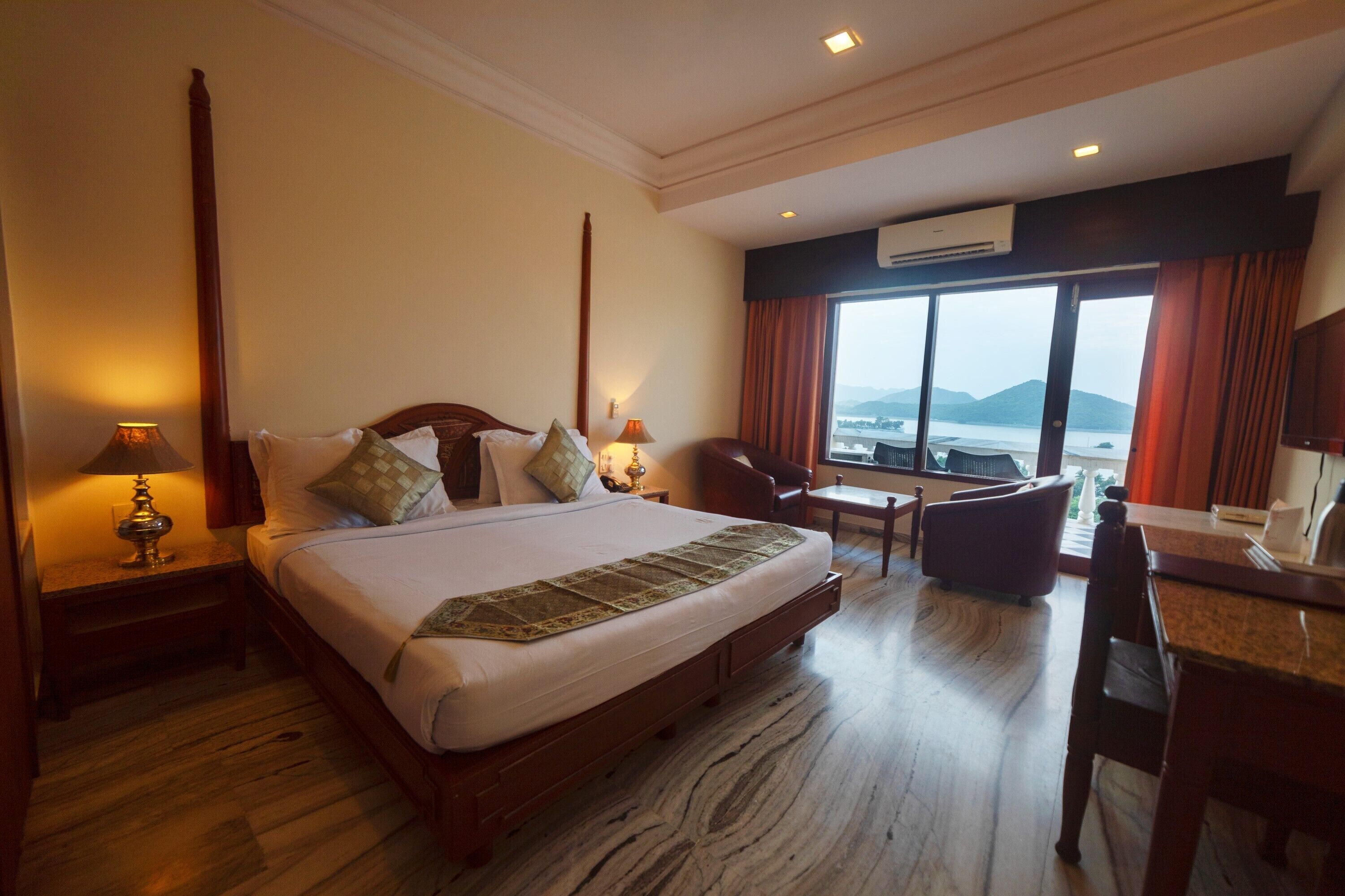 deluxe lake facing room | in-room safe, free wifi
