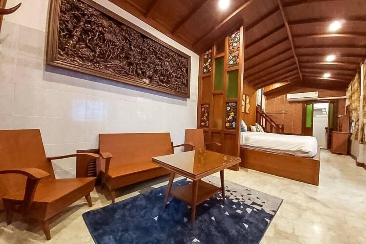 Family Room | Desk, laptop workspace, soundproofing, WiFi (free)
