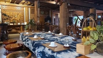 Breakfast, lunch, dinner served; Thai cuisine