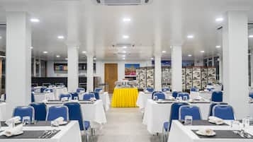供應早餐、午餐、晚餐;本地及多國菜