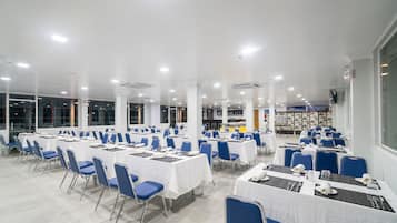 Se sirven desayunos, almuerzos y cenas; cocina local e internacional