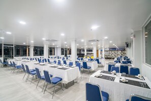 朝食、ランチ、ディナーに営業 (郷土料理と各国料理)