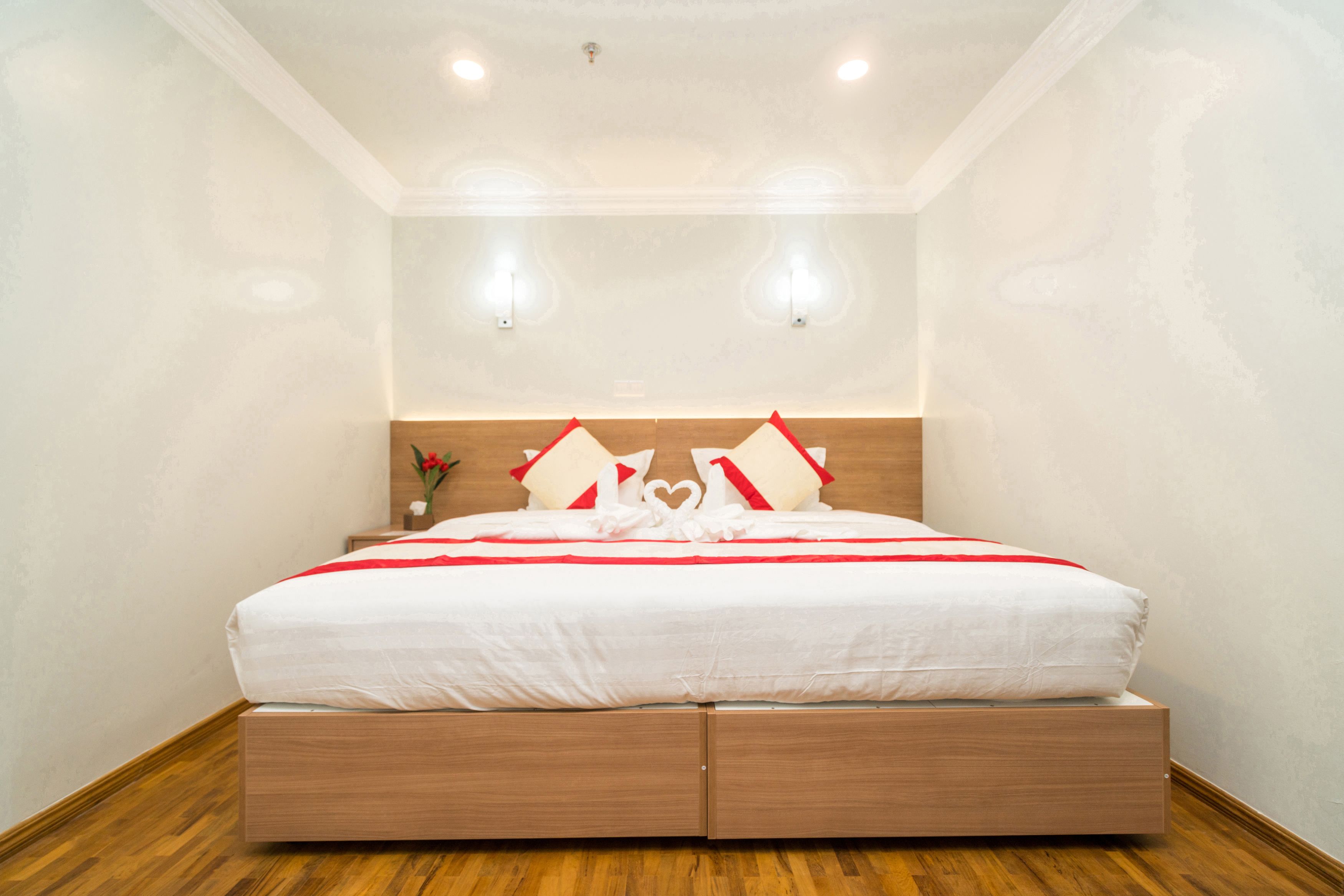 غرفة مزدوجة عادية - سرير كبير | ميني بار وخزنة داخل الغرفة ومكتب وواي فاي مجانًا