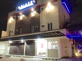 Fachada da propriedade à noite