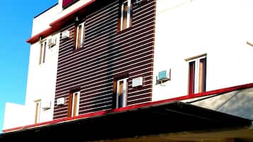 Vista frontal de la propiedad