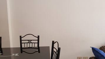 Apartemen, 4 kamar tidur | Makan di kamar