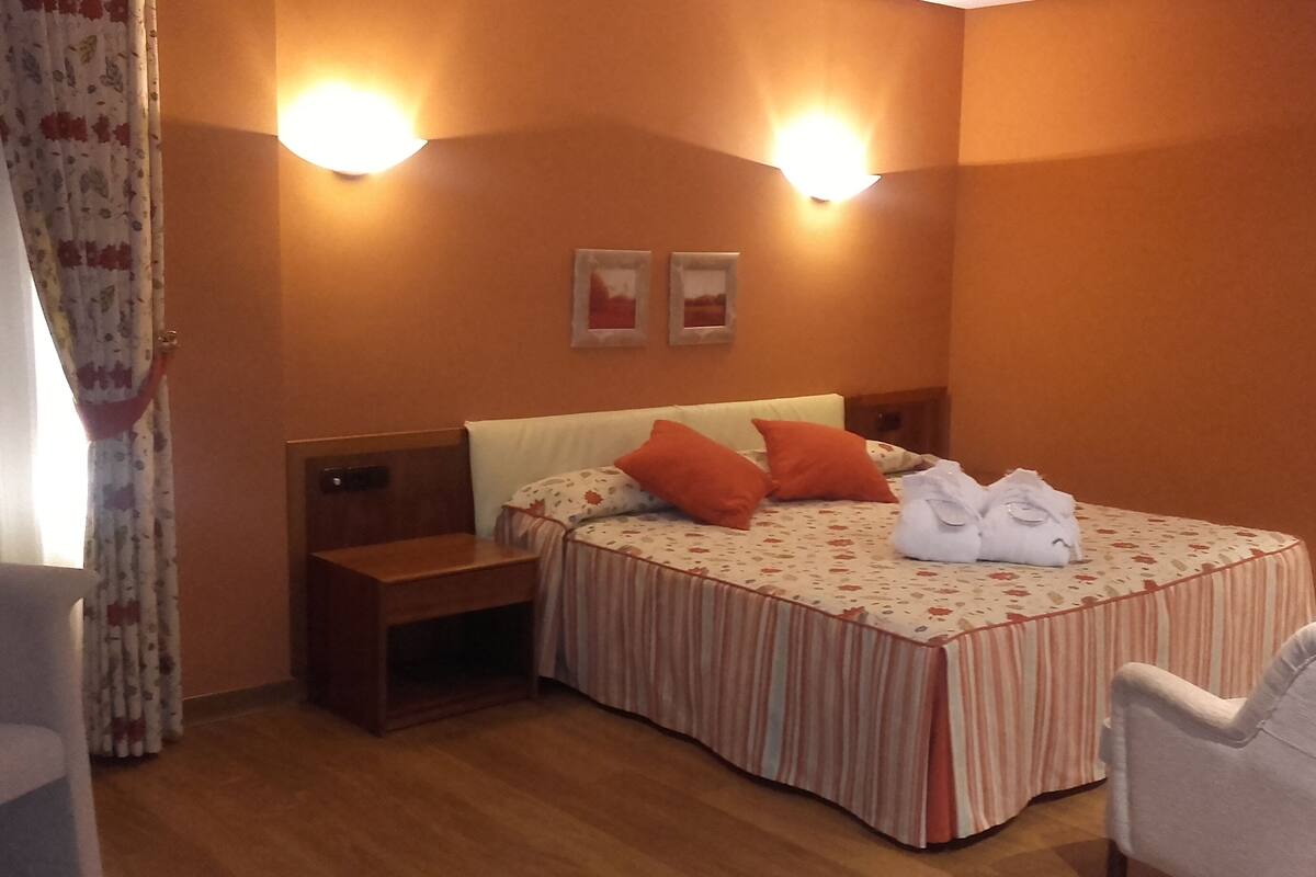 Eenvoudige suite, 1 slaapkamer | Een bureau, geluiddichte muren, gratis wifi, beddengoed