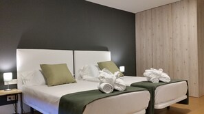 双人房 | 办公桌、隔音、免费 WiFi、床单