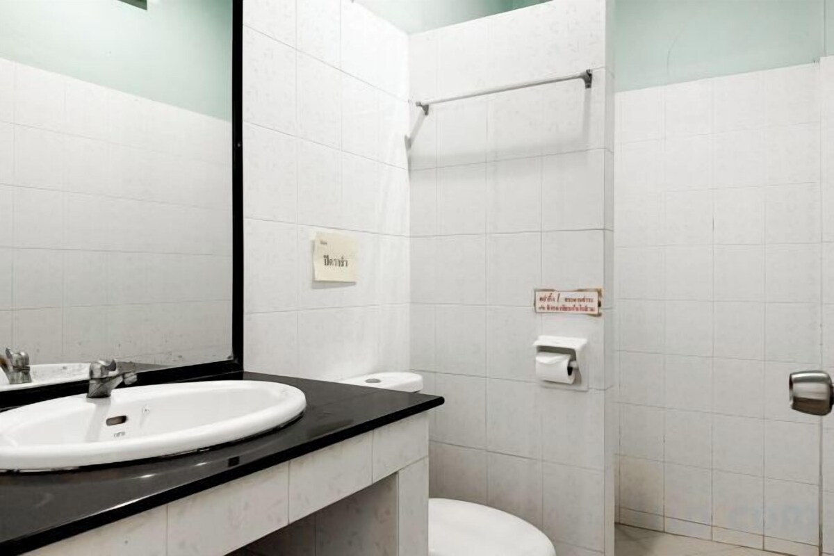 Bathroom | Shower, free toiletries, towels