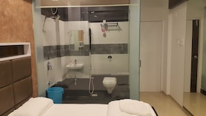 Premium Suite | Bathroom | Shower, towels