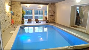 Inomhuspool med öppettider 16.00 till 22.00, och solstolar