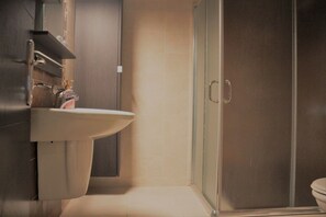 Family Apartment, 2 Bedrooms, Balcony | Bathroom | Shower, free toiletries, towels - Yamsafer Homes 4th Circle (Amman)