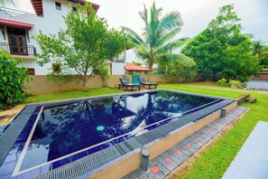 Outdoor pool, pool loungers - Villa Almond Leaf (Hikkaduwa)
