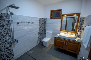 Bathroom - Villa Almond Leaf (Hikkaduwa)