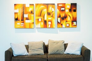 Villa, 4 habitaciones | Sala de estar | Televisión de pantalla plana y estéreo 