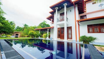 Outdoor pool, pool loungers