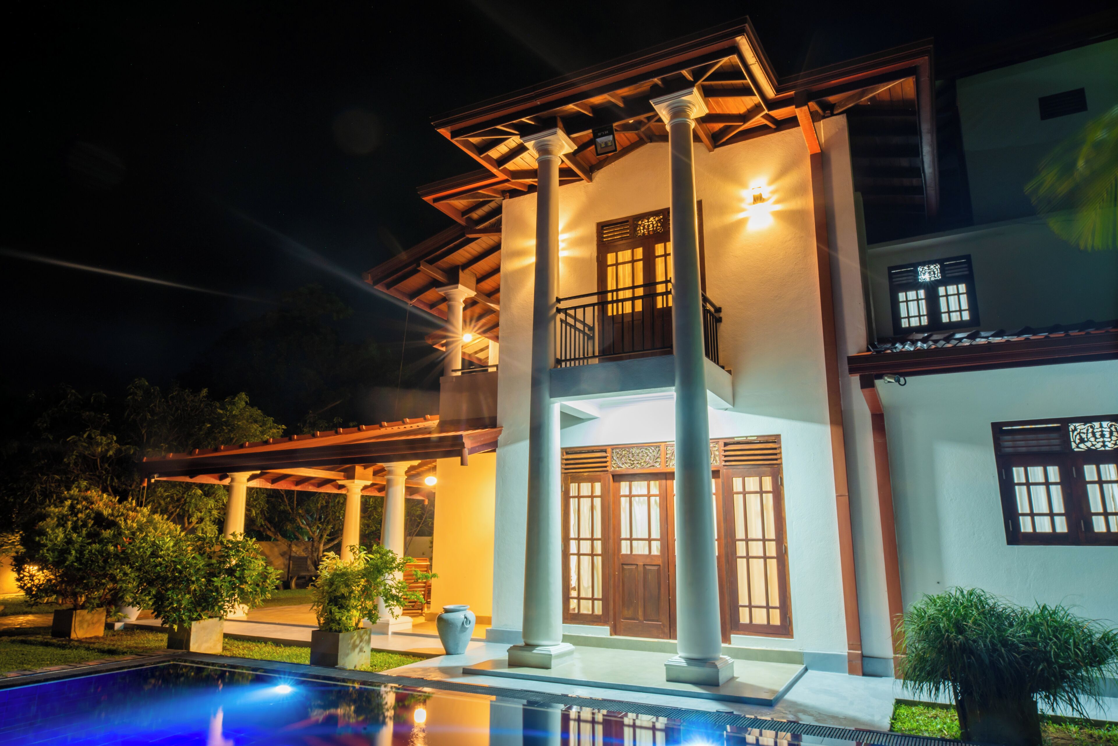 Fachada de la propiedad por la tarde o noche