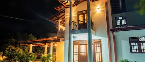 واجهة المنشأة - في المساء/الليل