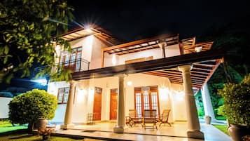 Depan hartanah - siang/malam