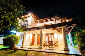 Boendets fasad - kväll/natt