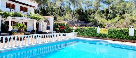 Seasonal outdoor pool, pool umbrellas, sun loungers
