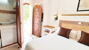 Classic Studio, 1 Katil Kelamin (Double), Kitchenette, Pool View | Dapur peribadi | Peti sejuk, ketuhar gelombang mikro, dapur, cerek elektrik 