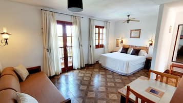Studio Klasik, 1 Tempat Tidur Double, dapur kecil, pemandangan kolam renang | Brankas, Wi-Fi gratis, dan seprai linen
