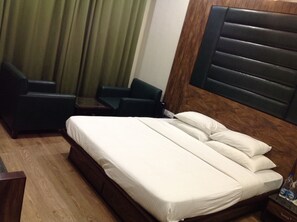 Quarto exclusivo, vista para a colina | Roupas de cama premium, frigobar, escrivaninha