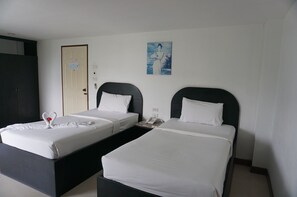 Standard Twin Room | Meja, langsir/tirai gelap terus, Wi-fi percuma 