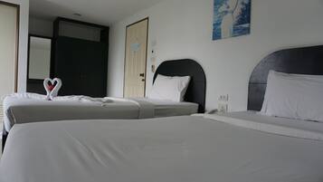 Standard Twin Room | Desk, blackout curtains, free WiFi