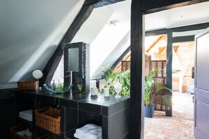 Triple Room (Auracaria) | Bathroom | Combined shower/tub, deep soaking tub, hydromassage showerhead