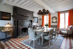 A dining room with a checkered floor, a fireplace, and a chandelier. - La Maison Du Parc (Honfleur)