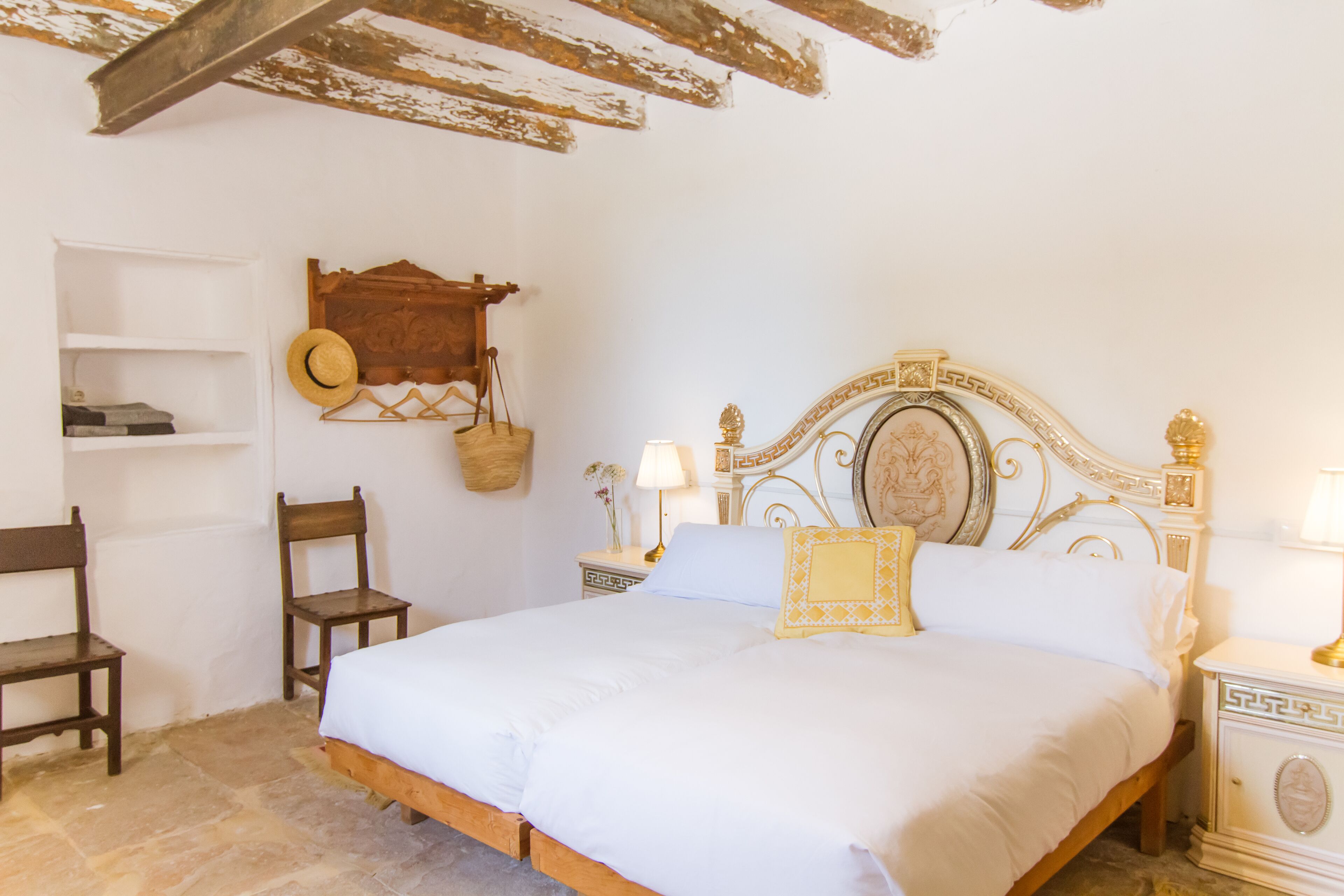 Kamar Double Ekonomi | Didekorasi berbeda-beda dan dilengkapi dengan perabotan berbeda-beda