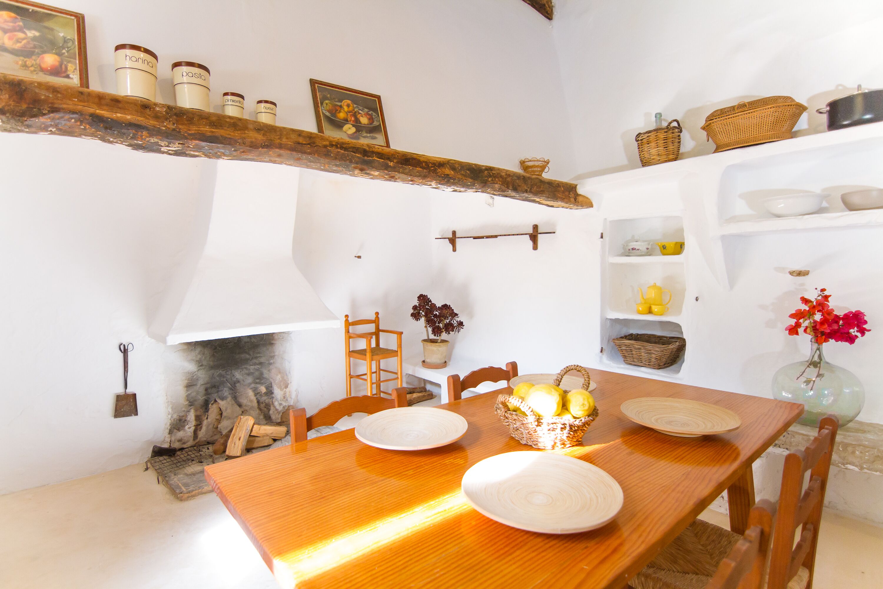 Lemari es di ruangan bersama dan microwave di ruangan umum